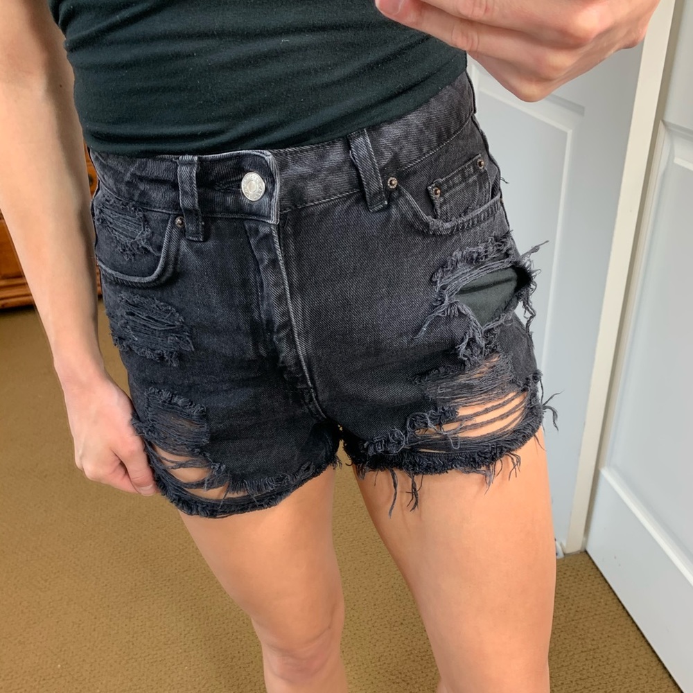 TOPSHOP RIPPED JEAN SHORTS - SIZE US 2